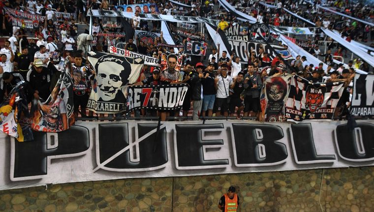 Los hinchas del Colo Colo en el Malvinas Argentinas Foto: Juan Ignacio Blanco/MDZ