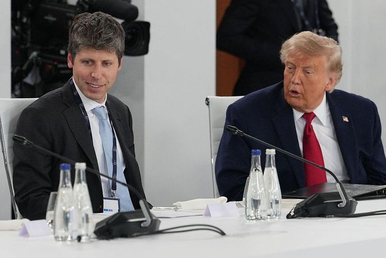 Sam Altman, director ejecutivo de OpenAI, ha respaldado los llamados a moderar el desarrollo de la IA, mientras que Donald Trump ha restado importancia a las advertencias sobre sus riesgos.