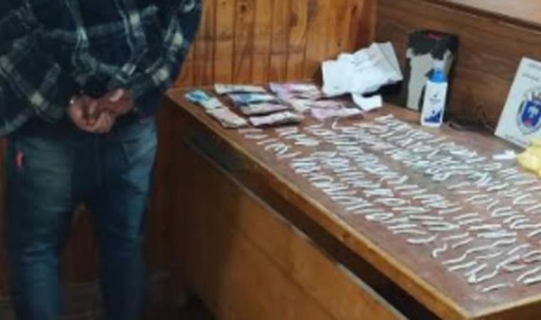 Equipado El hombre prácticamente se entregó solo. ¿Estaría drogado?