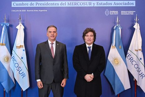 Yamandú Orsi y Javier Milei. Yamandú Orsi y Javier Milei.