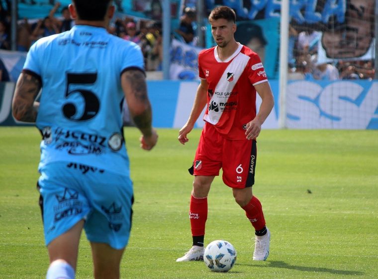 Imanol González, defensor del Cruzado, en el partido de ida contra Temperley Foto: Prensa Deportivo Maipú
