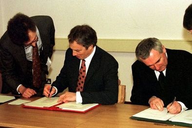 MDZol | El entonces primer ministro, Tony Blair, y primer ministro irlandés Bertie Ahern firman el Acuerdo del Viernes Santo.