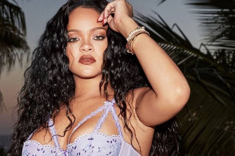 Rihanna encendió la red al bailar frente a las cámaras sin pantalones