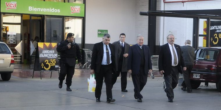 El embajadort, de compras cerca de la Terminal. Foto: Alf Ponce / MDZ