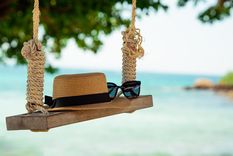 Sombreros y anteojos con protección UV, los infaltables para cuidar la piel en verano. Foto: Shutterstock