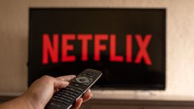 Google TV permite organizar los perfiles de usuario y las recomendaciones de Netflix en una sola pantalla de inicio. Google TV permite organizar los perfiles de usuario y las recomendaciones de Netflix en una sola pantalla de inicio.