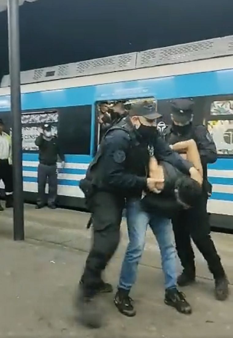Efectivos policiales intervinieron en un brutal conflicto en el tren