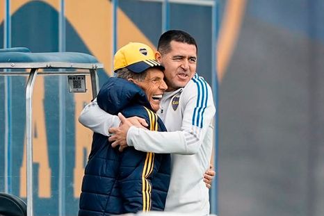 El emotivo abrazo entre Russo y Riquelme en los entrenamientos de Boca. El emotivo abrazo entre Russo y Riquelme en los entrenamientos de Boca.