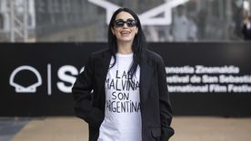 Lali llegó al Festival de San Sebastián con una remera con la frase Las Malvinas son argentinas.