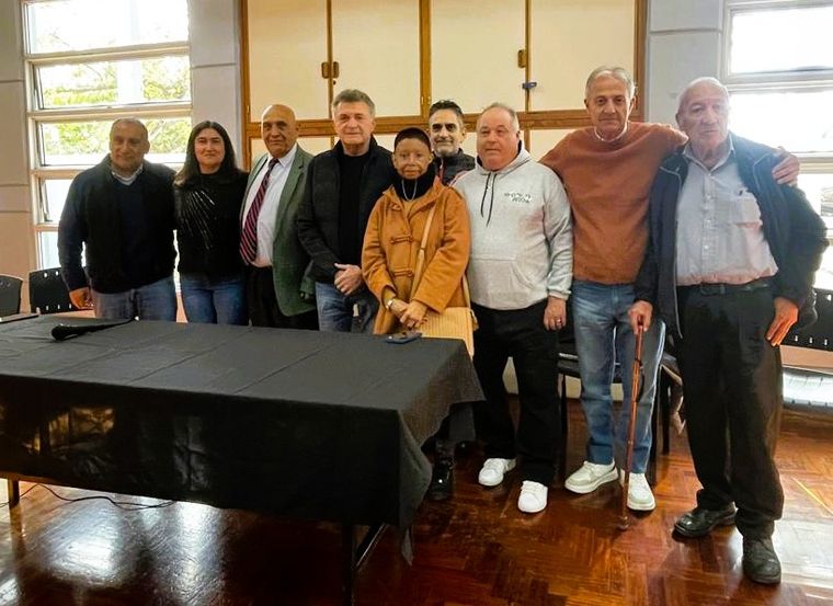 La nueva comisión directiva de la FMB, encabezada por Oscar Gualpa. La nueva comisión directiva de la FMB, encabezada por Oscar Gualpa.