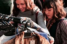 La ropa usada es algo más que un vestido: es una prenda que puede conservar historias de distintas épocas.