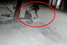 El instante en que el acusado comenzó a patear al asaltante El instante en que el acusado comenzó a patear al asaltante