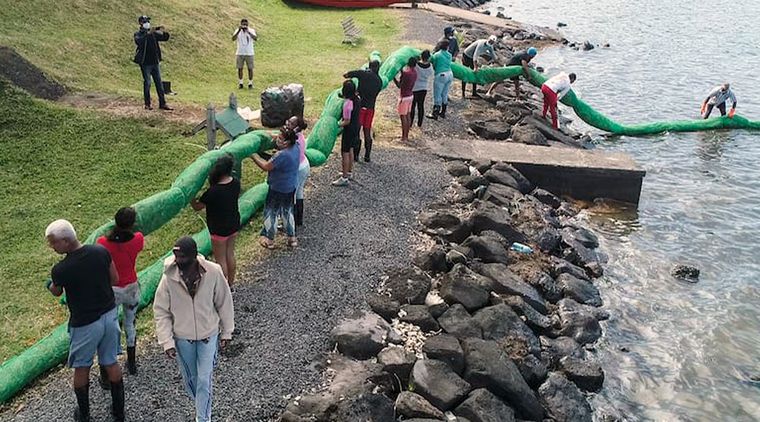 Una vista aérea con voluntarios que llevan una barrera de pelo hecha a mano para bloquear el petróleo en la isla Mauricio, en agosto de 2020. Foto: Gentileza qiarg.org