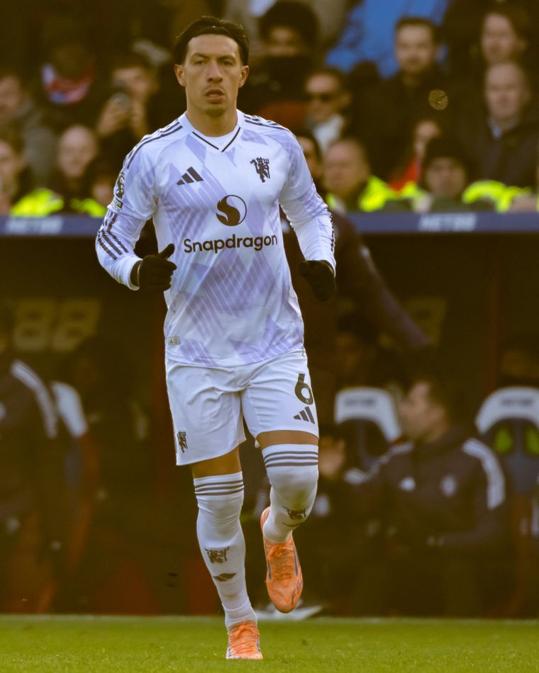 Lisandro Mart&iacute;nez estar&aacute; presente en Old Trafford frente a Newcastle.&nbsp;