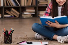 Comprender qué es lo que pasa con la lectura en el siglo XXI implica tomar en cuenta una coyuntura que se caracteriza por nuevas formas de procesamiento de la información. Foto: Freepik