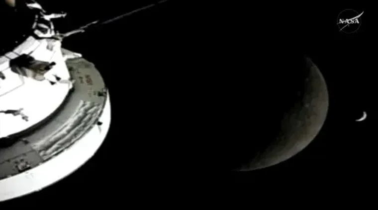 Una imagen en directo desde la nave espacial Orión muestra a Orión, con la tripulación de Artemis II a bordo, la Luna y la Tierra durante el sobrevuelo lunar de hoy. Foto: NASA Una imagen en directo desde la nave espacial Orión muestra a Orión, con la tripulación de Artemis II a bordo, la Luna y la Tierra durante el sobrevuelo lunar de hoy. Foto: NASA