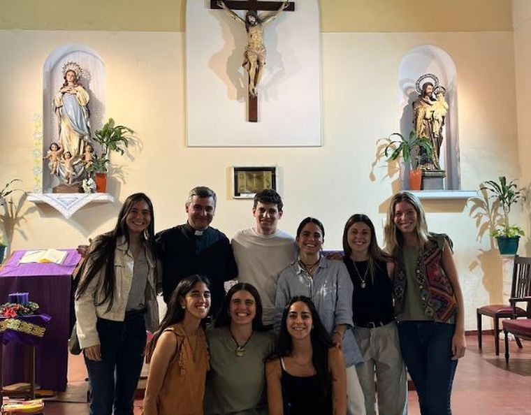 Las adoraciones eucarísticas, uno de los proyectos más importantes del grupo, buscan crear espacios de encuentro con Jesús a través de la música.