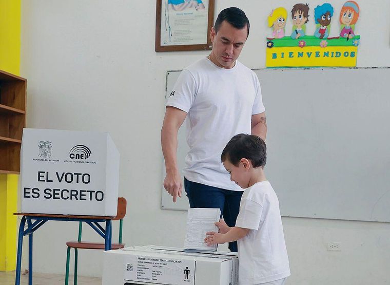 Daniel Noboa junto a su hijo deposita su voto en la jornada electoral de este domingo.