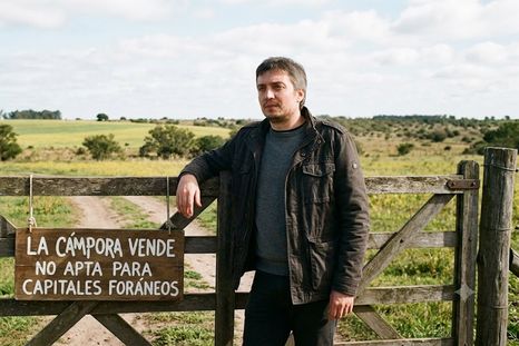 La Cámpora quiere blindar la tierra bonaerense de capitales foráneos.&nbsp; Imagen creada con IA