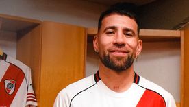 Nicolás Otamendi ya posó con la camiseta de River. Nicolás Otamendi ya posó con la camiseta de River.