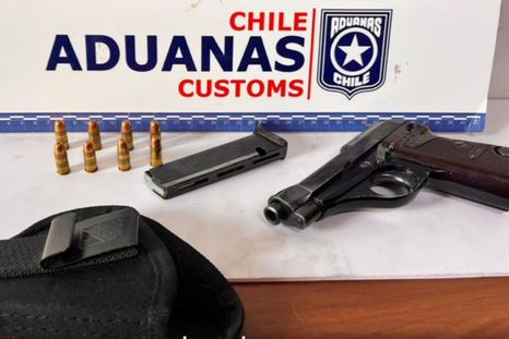 Aunque el arma estaba inscrita en su país, la ley chilena prohíbe su ingreso. La Justicia incautó la pistola y lo dejó en libertad. (Imagen ilustrativa)