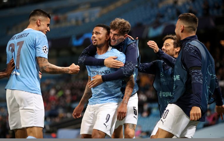 Gabriel Jesús y sus compañeros festejan el segundo del City. Foto: DPA