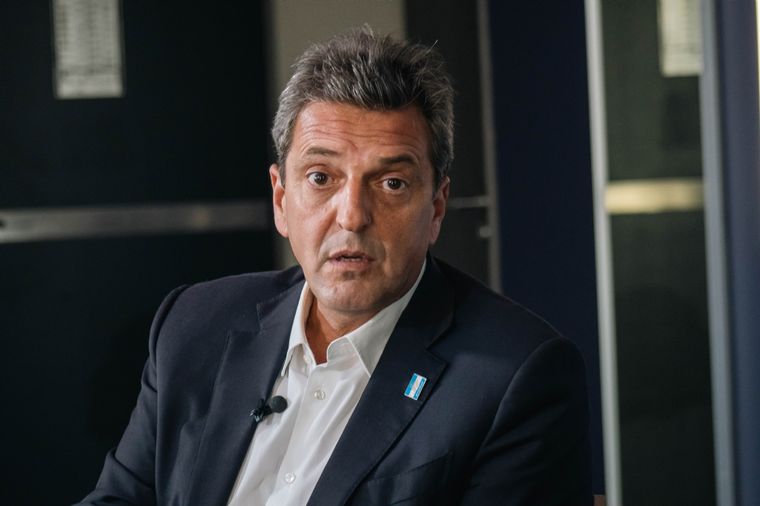 El sondeo ubica a Javier Milei como el gran favorito a llevarse el balotaje Foto: Santiago Tagua/MDZ