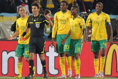 MDZol | Jugadores de Sudáfrica protestaron la expulsión del arquero Itumeleng Khune. Foto: EFE