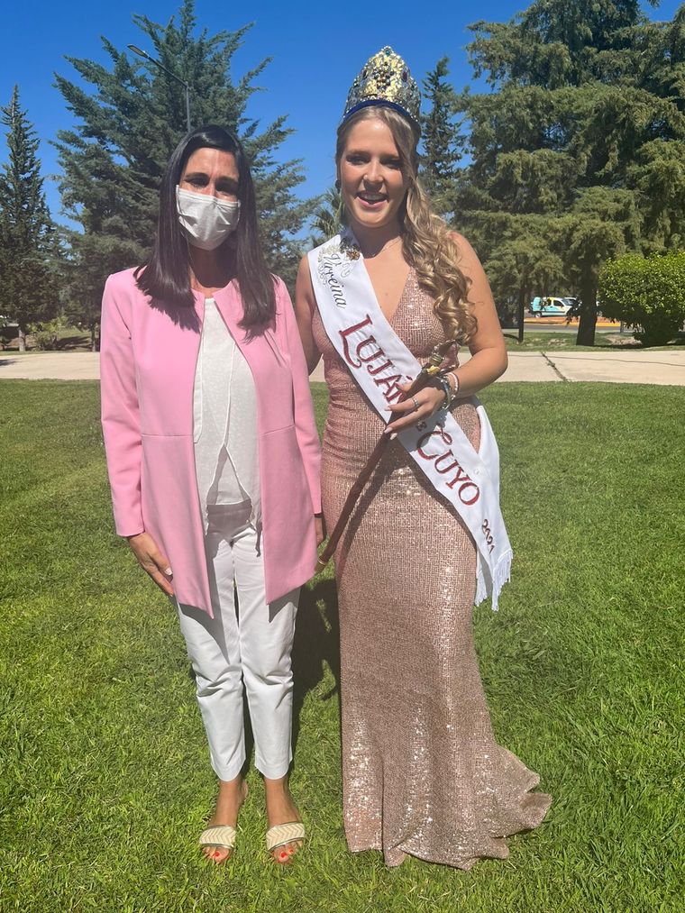 Cecilia Páez junto a la Virreina de Luján de Cuyo. Foto: Gentileza