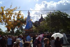 Nuestra Señora de Itatí frente a la basílica a la que acuden miles de fieles cada año Foto: Facebook: Basílica de Nuestra Señora de Itatí