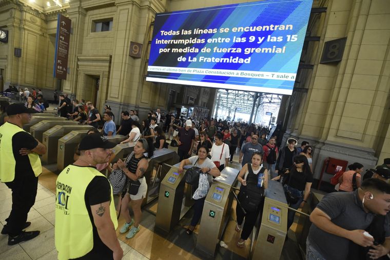Miles de personas prefirieron viajar temprano en tren, antes de que iniciara el paro Foto: Juan Mateo Aberastain/MDZ