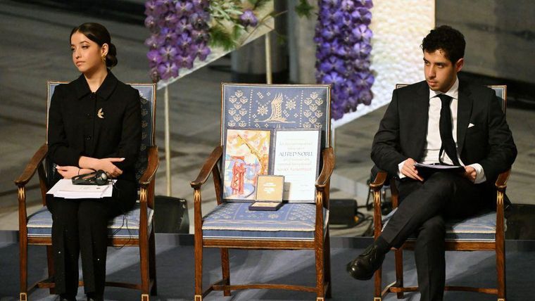 Los hijos de Mohammadi ubicaron su medalla del Premio Nobel de la Paz en una silla vacía entre ellos.