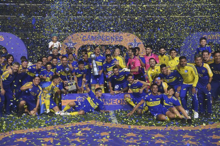 En el medio de los festejos, el Xeneize se acordó de su clásico rival. Foto: Télam