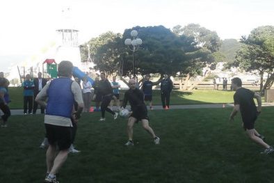 MDZol | Jóvenes juegan al rugby en una plaza de Wellington.