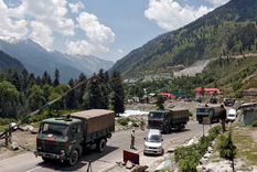 Camiones del Ejército de la India se dirigen a la región de Ladakh, el 17 de junio de 2020. Camiones del Ejército de la India se dirigen a la región de Ladakh, el 17 de junio de 2020.