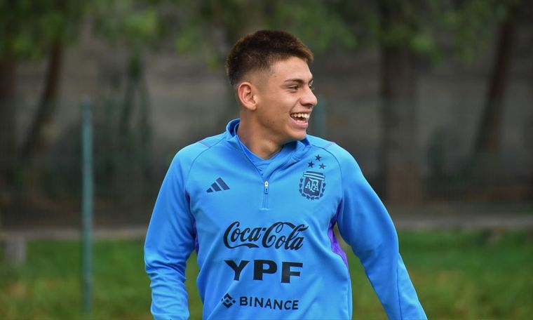 Diablito Echeverri disfruta en la cancha, pero siente la presión fuera. Foto: @Argentina