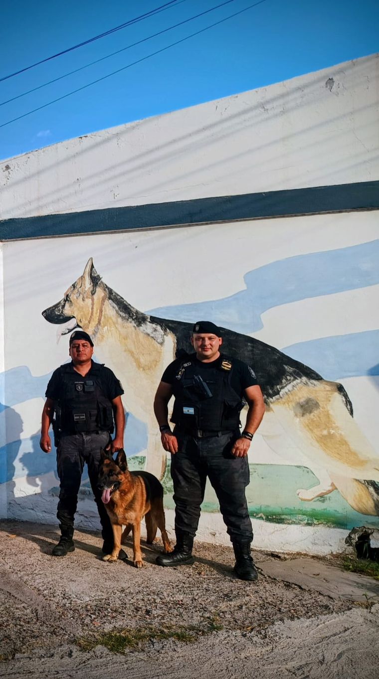 Randall y los efectivos del Cuerpo de Canes que trabajaron en el procedimiento. Randall y los efectivos del Cuerpo de Canes que trabajaron en el procedimiento.