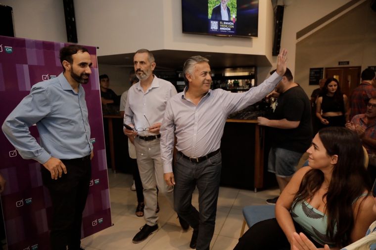 El precandidato radical presentó a otro preferido para la intendencia en un bastión peronista. Foto: Twitter (@AlfredoCornejo)