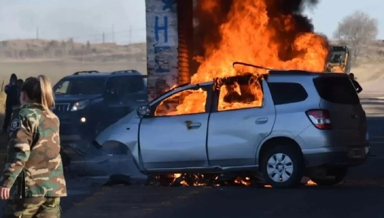 El auto explotó tras el impacto Foto: La Brújula 24
