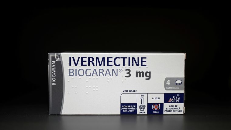 Medicamento Ivermectina, hecho por Biogaran, en el mostrador de una farmacia. 28 de abril de 2020.