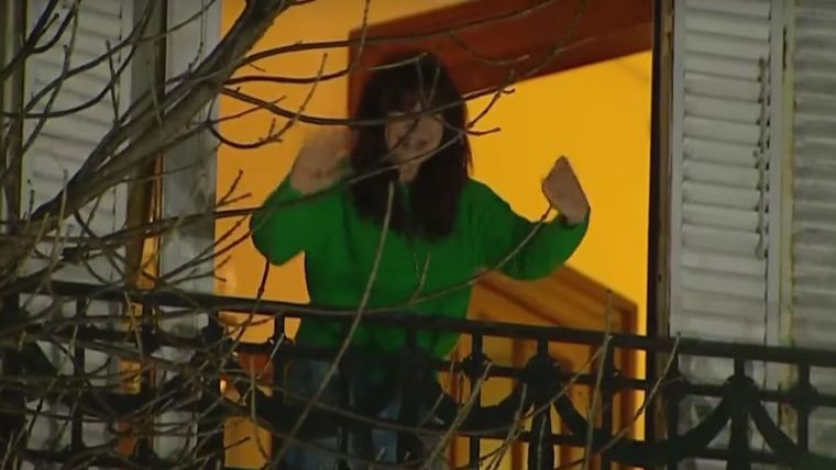 Cristina Kirchner salió al balcón tras el permiso de la Justicia Cristina Kirchner salió al balcón tras el permiso de la Justicia