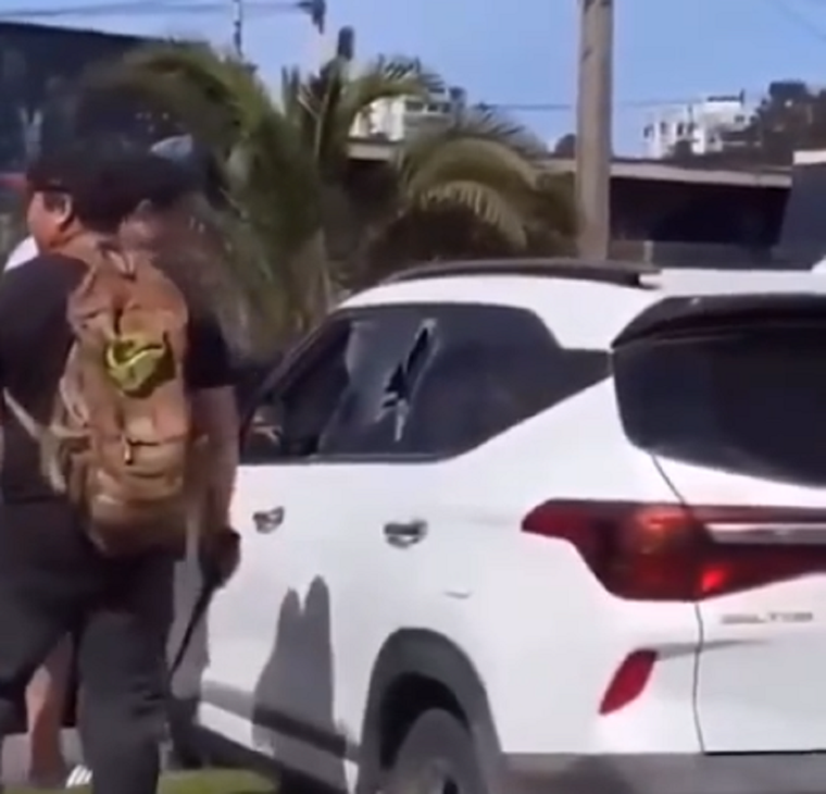 Así quedó el auto tras el robo y el ataque Foto: captura de video