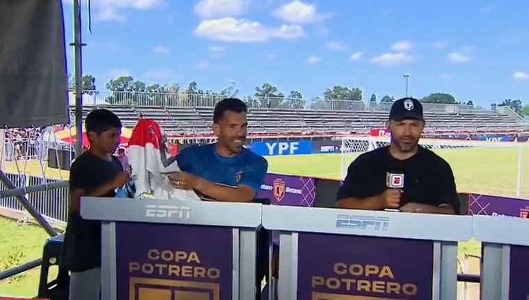 Carlos Tevez, Agüero y la desopilante escena con una camiseta de River. Foto: Captura