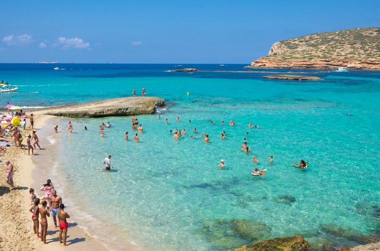Viral en redes, el video expone los precios de tragos y agua en los clubes más famosos de Ibiza.