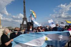 con barbijos salieron a protestar por la presencia de macri en paris