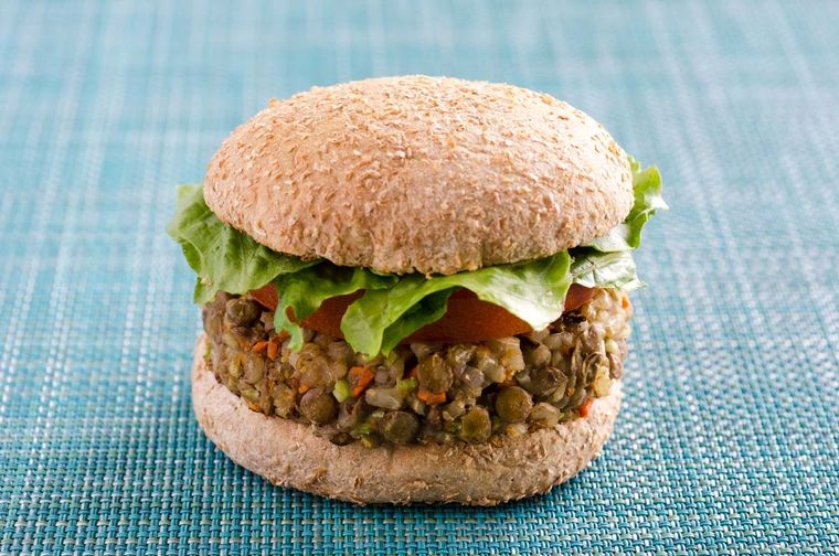 Hamburguesa a base de lentejas para una opción veggie y nutritiva. Foto: Physicians Committee for Responsible Medicine (pcrm.org)