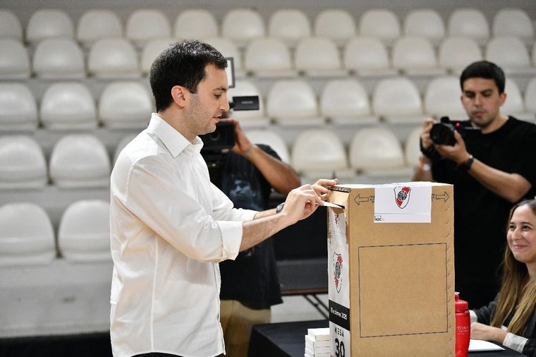 Stefano Di Carlo, nuevo presidente de River, sucederá a Jorge Brito tras obtener una victoria contundente en las elecciones del club.