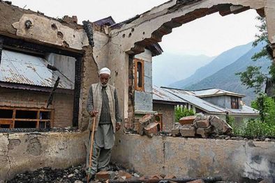 MDZol | Un hombre dentro de su casa en Salamabad, Uri, cerca de la Línea de Control en la Cachemira administrada por India. Foto: BBC