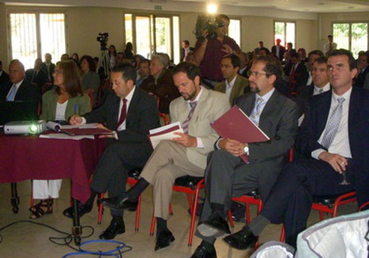 Celso Jaque escucha atento la exposición de Aguinaga. Foto: MDZ