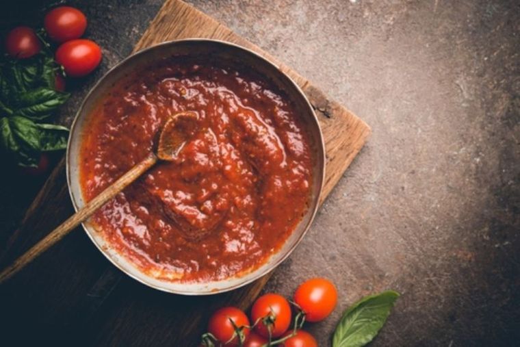 Existe un ingrediente que reduce la acidez de la salsa de tomate que no es el azúcar Foto: Shutterstock